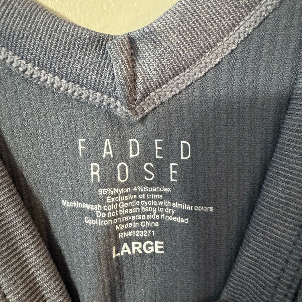Faded Rose Ribbed Crop Tank Top Gray Stretch V Neck Size Large - Picture 3 of 7